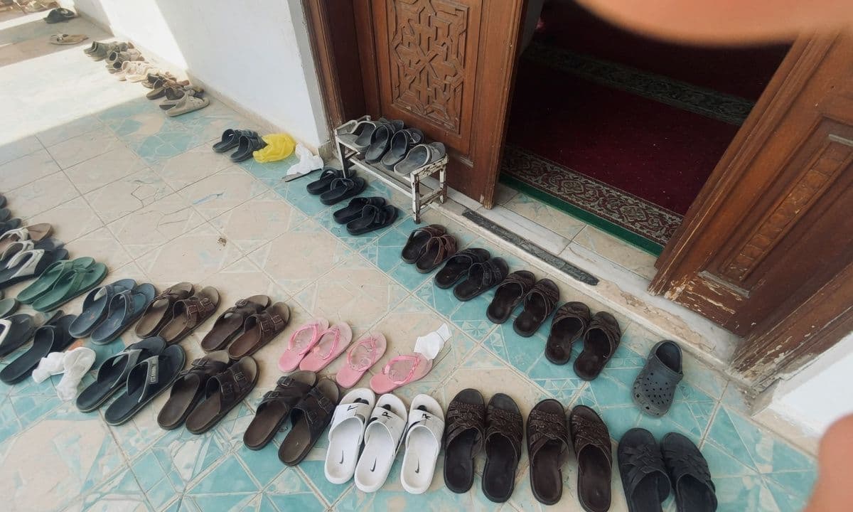 Pelajaran dari Sandal Hilang di Pintu Masjid
