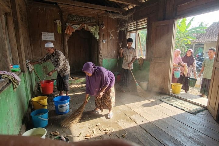 Warga Randuagung Gotong Royong Bersihkan Mushola Tua Peninggalan Mbah Yai